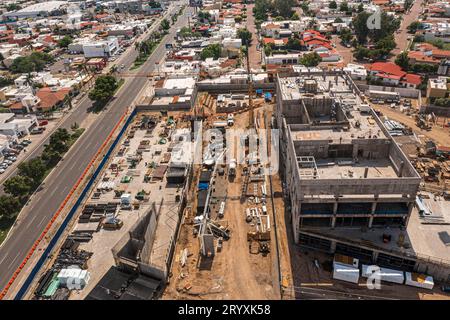 Vue aérienne du nouveau consulat américain en construction à Hermosillo Sonora, Mexique. Bâtiment en béton, ciment et vue générale du chantier de la société de couture : grue et logistique dans un nouveau bâtiment sur Navarrete Hermosillo Boulevard. Architecture dans le quartier du Raquet Club. (Photo : Luis Gutierrez / NortePhoto.com) Vista aerea del nuevo consulado de Los Estados Unidos eu en construccion en Hermosillo Sonora Mexique. Edificio de concreto, cemento y vista General de patio de operaciones de costuctora : grua y logistica en un nuevo edificio en el bulevard Navarrete Hermosillo . ARQ Banque D'Images