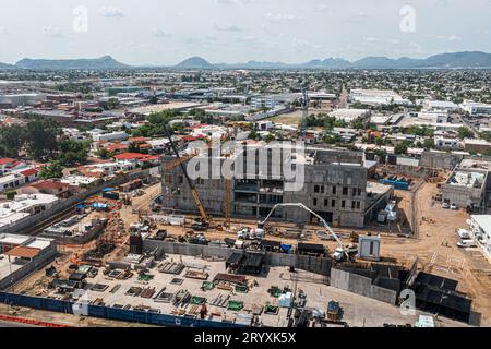 Vue aérienne du nouveau consulat américain en construction à Hermosillo Sonora, Mexique. Bâtiment en béton, ciment et vue générale du chantier de la société de couture : grue et logistique dans un nouveau bâtiment sur Navarrete Hermosillo Boulevard. Architecture dans le quartier du Raquet Club. (Photo : Luis Gutierrez / NortePhoto.com) Vista aerea del nuevo consulado de Los Estados Unidos eu en construccion en Hermosillo Sonora Mexique. Edificio de concreto, cemento y vista General de patio de operaciones de costuctora : grua y logistica en un nuevo edificio en el bulevard Navarrete Hermosillo . ARQ Banque D'Images