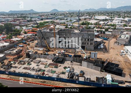 Vue aérienne du nouveau consulat américain en construction à Hermosillo Sonora, Mexique. Bâtiment en béton, ciment et vue générale du chantier de la société de couture : grue et logistique dans un nouveau bâtiment sur Navarrete Hermosillo Boulevard. Architecture dans le quartier du Raquet Club. (Photo : Luis Gutierrez / NortePhoto.com) Vista aerea del nuevo consulado de Los Estados Unidos eu en construccion en Hermosillo Sonora Mexique. Edificio de concreto, cemento y vista General de patio de operaciones de costuctora : grua y logistica en un nuevo edificio en el bulevard Navarrete Hermosillo . ARQ Banque D'Images