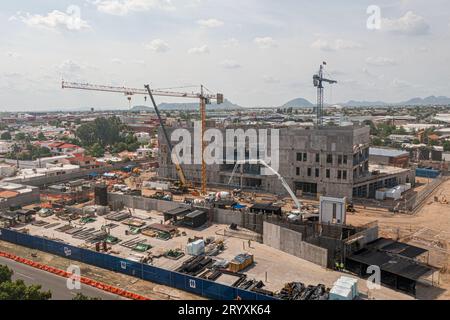 Vue aérienne du nouveau consulat américain en construction à Hermosillo Sonora, Mexique. Bâtiment en béton, ciment et vue générale du chantier de la société de couture : grue et logistique dans un nouveau bâtiment sur Navarrete Hermosillo Boulevard. Architecture dans le quartier du Raquet Club. (Photo : Luis Gutierrez / NortePhoto.com) Vista aerea del nuevo consulado de Los Estados Unidos eu en construccion en Hermosillo Sonora Mexique. Edificio de concreto, cemento y vista General de patio de operaciones de costuctora : grua y logistica en un nuevo edificio en el bulevard Navarrete Hermosillo . ARQ Banque D'Images