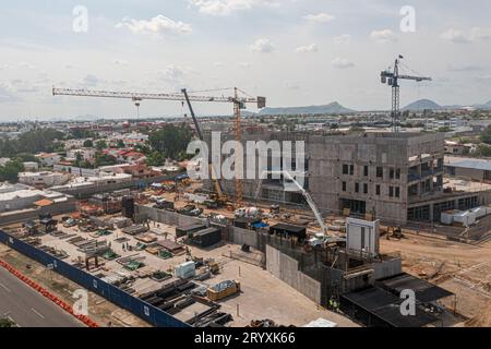 Vue aérienne du nouveau consulat américain en construction à Hermosillo Sonora, Mexique. Bâtiment en béton, ciment et vue générale du chantier de la société de couture : grue et logistique dans un nouveau bâtiment sur Navarrete Hermosillo Boulevard. Architecture dans le quartier du Raquet Club. (Photo : Luis Gutierrez / NortePhoto.com) Vista aerea del nuevo consulado de Los Estados Unidos eu en construccion en Hermosillo Sonora Mexique. Edificio de concreto, cemento y vista General de patio de operaciones de costuctora : grua y logistica en un nuevo edificio en el bulevard Navarrete Hermosillo . ARQ Banque D'Images