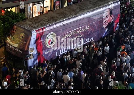 Le Caire, Égypte. 02 octobre 2023. Les partisans du président égyptien Abdel Fattah al-Sisi célèbrent sur la place El Korba, après qu'il ait annoncé qu'il se présenterait pour un troisième mandat, avant l'élection présidentielle de 2024, prévue pour décembre. Crédit : Sayed Hassan/dpa/Alamy Live News Banque D'Images
