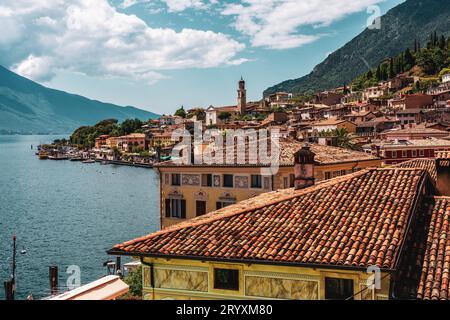 Vue panoramique de la vieille ville de Limone Sul Garda sur le lac de Garde en Italie. Banque D'Images