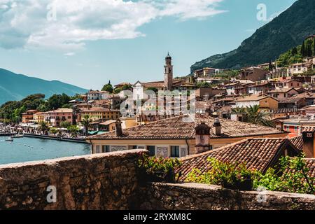 Vue panoramique de la vieille ville de Limone Sul Garda sur le lac de Garde en Italie. Banque D'Images