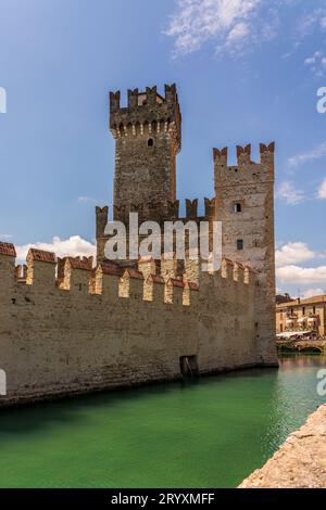 Vue du château Scaliger à Sirmione sur le lac de Garde en Italie. Banque D'Images