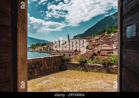 Vue panoramique de la vieille ville de Limone Sul Garda sur le lac de Garde en Italie. Banque D'Images