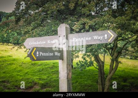 06.08.2023 Edale, Derbyshire, Royaume-Uni. Un panneau près du début de la Pennine Way à Edale dans le Derbyshire Banque D'Images