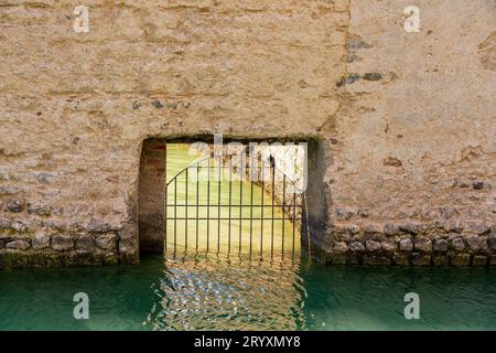 Vue du château Scaliger à Sirmione sur le lac de Garde en Italie. Banque D'Images