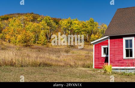 Petite école rouge à Hinton Gulch avec feuillage d'automne. Banque D'Images