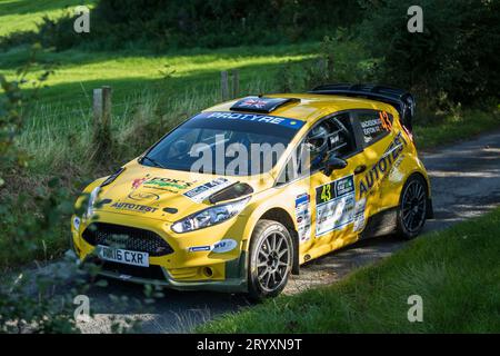 Ceredigion, pays de Galles - 02 septembre 2023 Rali Ceredigion : Anth Eaton et son co-pilote Ian Jackson dans une Ford Fiesta R5+ 43 sur scène SS1 Borth 1 pays de Galles, Banque D'Images