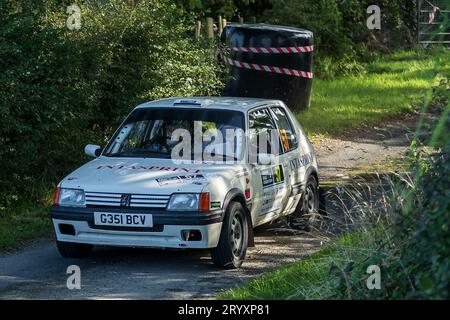 Ceredigion, pays de Galles - 02 septembre 2023 Rali Ceredigion : James Nicholls et son co-pilote David Allman dans une Peugeot 205 GTI car 57 sur scène SS1 Borth 1 W. Banque D'Images