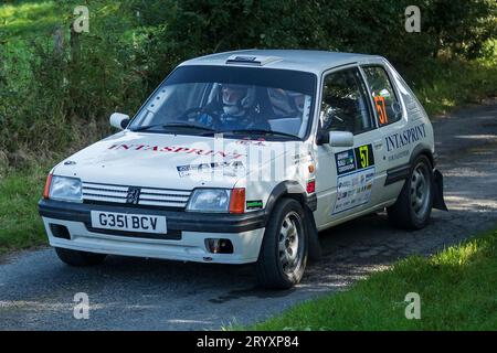 Ceredigion, pays de Galles - 02 septembre 2023 Rali Ceredigion : James Nicholls et son co-pilote David Allman dans une Peugeot 205 GTI car 57 sur scène SS1 Borth 1 W. Banque D'Images