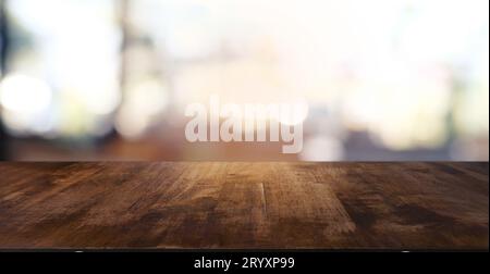 Table en bois vide devant le fond flou abstrait du café. Peut être utilisé pour l'affichage ou le montage de vos products.MOC Banque D'Images