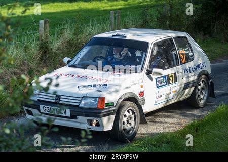 Ceredigion, pays de Galles - 02 septembre 2023 Rali Ceredigion : James Nicholls et son co-pilote David Allman dans une Peugeot 205 GTI car 57 sur scène SS1 Borth 1 W. Banque D'Images