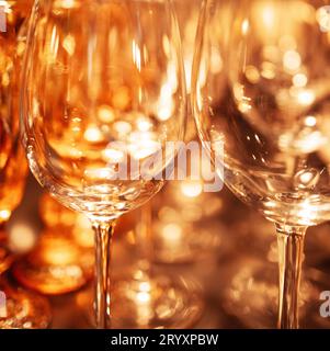 Extrime gros plan de verres à champagne vides dans une rangée. Gobelet de vin à la réception de mariage Banque D'Images