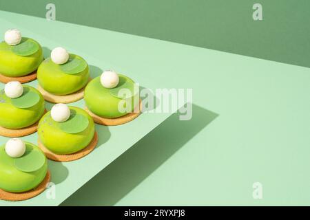 Un plateau de beignets verts assortis est posé sur une table en bois Banque D'Images