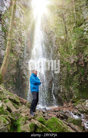 Tourist attraction of Germany - falls of Burgbach Waterfall near Schapbach, Black Forest, Baden-Wurttemberg, Germany. Man hiker Banque D'Images