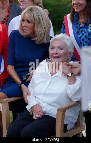 Inauguration du jardin des ambassadeurs 'Line Renaud' en présence de cette dernière très heureuse en compagnie de Brigitte Macron et d'Anne Hidalgo Banque D'Images