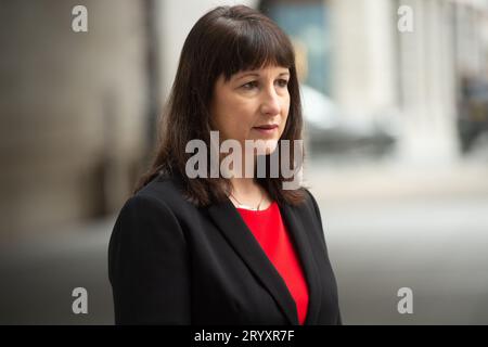 Londres, Royaume-Uni. 24 octobre 2021. Rachel Reeves, chancelière de l'ombre, est interviewée à l'extérieur de BBC Broadcasting House. Crédit : Justin ng/Alamy Banque D'Images