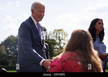 Washington, DC, États-Unis. 2 octobre 2023. Le président des États-Unis Joe Biden accueille les invités lors d'un événement pour célébrer la Loi américaine sur les personnes handicapées (ADA) sur la pelouse sud de la Maison Blanche à Washington, DC, États-Unis, le lundi 2 octobre, 2023. Biden prévoit d’appeler les alliés pour les rassurer que le soutien américain à l’Ukraine se poursuivra, selon des personnes familières avec la question. Crédit : Ting Shen/Pool via CNP/dpa/Alamy Live News Banque D'Images