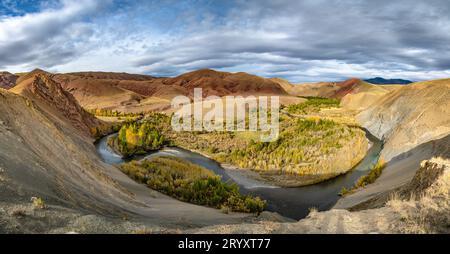 Vallée de la rivière Kyzylshin. République de l'Altaï, Sibérie, Russie Banque D'Images