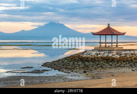 Plage de Sanur et volcan du Mont Agung au lever du soleil, Bali, Indonésie Banque D'Images