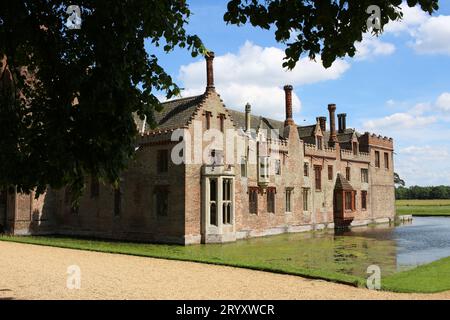 Oxburgh Hall à Norfolk, une maison de campagne Tudor, par une journée ensoleillée. Banque D'Images