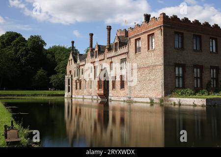 Oxburgh Hall à Norfolk, une maison de campagne Tudor, par une journée ensoleillée. Banque D'Images