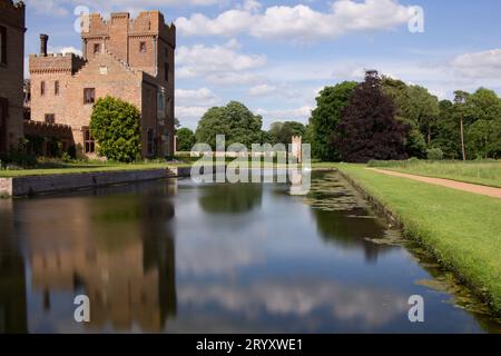 Oxburgh Hall à Norfolk, une maison de campagne Tudor, par une journée ensoleillée. Banque D'Images