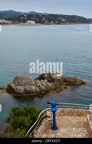 Rochers avec vue sur la mer et télescope touristique. Observation du télescope Sea Rocks. Jumelles fixes, télescope, tour de visualisation ou lunette, océa Banque D'Images