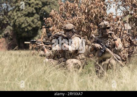 Forces d'opérations spéciales, étudier la géographie et planifier une attaque sur l'ennemi. Banque D'Images