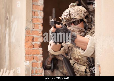 Forces d'opérations spéciales, étudier la géographie et planifier une attaque sur l'ennemi. Banque D'Images