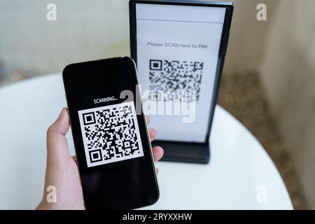 Paiement par code QR. Portefeuille électronique. Man scan tag accepté générer un paiement numérique sans money.scan QR code achat en ligne Cashles Banque D'Images