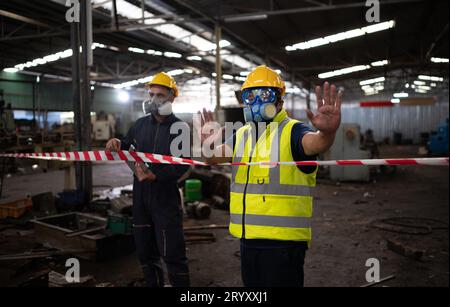 Zone à accès restreint, les autorités utilisent des bandes blanches et rouges pour bloquer la zone où se produit une fuite de produits chimiques. Pour empêcher les individus d'entrer dans Banque D'Images