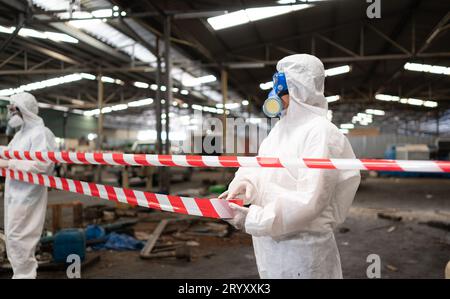 Zone à accès restreint, les autorités utilisent des bandes blanches et rouges pour bloquer la zone où se produit une fuite de produits chimiques. Pour empêcher indid Banque D'Images