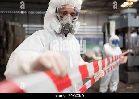 Zone à accès restreint, les autorités utilisent des bandes blanches et rouges pour bloquer la zone où se produit une fuite de produits chimiques. Pour empêcher indid Banque D'Images