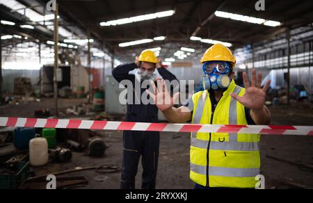 Zone à accès restreint, les autorités utilisent des bandes blanches et rouges pour bloquer la zone où se produit une fuite de produits chimiques. Pour empêcher indid Banque D'Images