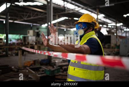 Zone à accès restreint, les autorités utilisent des bandes blanches et rouges pour bloquer la zone où se produit une fuite de produits chimiques. Pour empêcher indid Banque D'Images