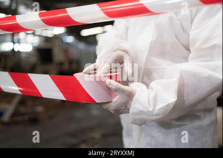 Zone à accès restreint, les autorités utilisent des bandes blanches et rouges pour bloquer la zone où se produit une fuite de produits chimiques. Pour empêcher indid Banque D'Images