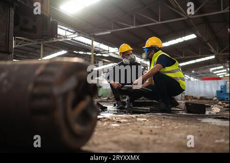 Les scientifiques et les représentants du gouvernement inspectent et recueillent des échantillons de fuites chimiques dans les sites industriels. faire l'objet d'une enquête approfondie Banque D'Images