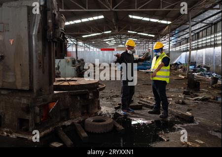 Les scientifiques et les représentants du gouvernement inspectent et recueillent des échantillons de fuites chimiques dans les sites industriels. faire l'objet d'une enquête approfondie Banque D'Images