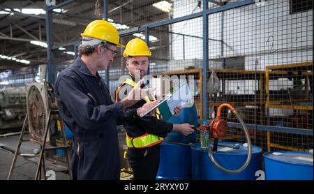 Technicien et ingénieur inspectant et mesurant les valeurs techniques des huiles utilisées dans l'industrie des machines. Banque D'Images