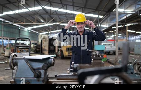 Ingénieur senior avec fatigue due à un travail long et dur Banque D'Images