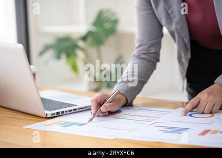 Vérificateur ou l'Internal Revenue Service du personnel, les femmes d'affaires contrôle de comptes annuels d'entreprise. Concept de vérification. Banque D'Images