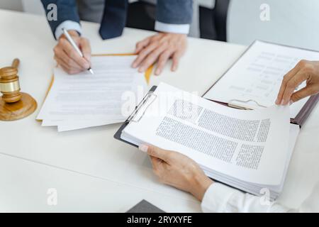 Avocat Conseiller juridique présente au client un contrat signé avec le marteau et le droit juridique. justice et avocat Partenariat d'affaires Banque D'Images