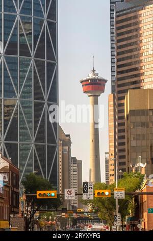 Calgary, Alberta, Canada. 19 juillet 2023. Vue complète de la tour de Calgary une tour d'observation autonome de 190,8m dans le Down Banque D'Images