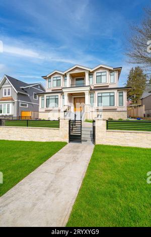 Maisons résidentielles de luxe avec cour avant paysagée Banque D'Images