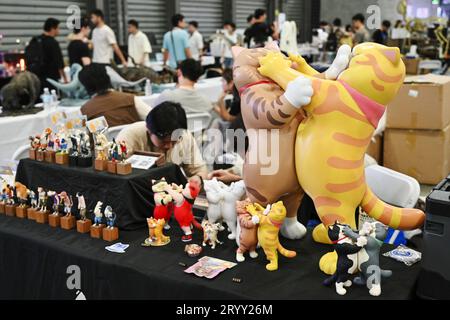 SHANGHAI, CHINE - 2 OCTOBRE 2023 - les visiteurs visitent le Wonder Festival 2022-2023 à Shanghai, Chine, le 2 octobre 2023. Après deux ans, le lar du monde Banque D'Images