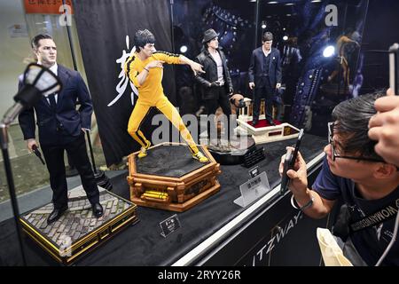 SHANGHAI, CHINE - 2 OCTOBRE 2023 - les visiteurs visitent le Wonder Festival 2022-2023 à Shanghai, Chine, le 2 octobre 2023. Après deux ans, le lar du monde Banque D'Images