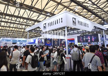 SHANGHAI, CHINE - 2 OCTOBRE 2023 - les visiteurs visitent le Wonder Festival 2022-2023 à Shanghai, Chine, le 2 octobre 2023. Après deux ans, le lar du monde Banque D'Images